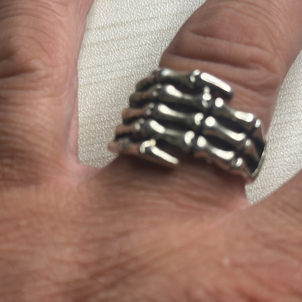 SKELETON HAND RING - Picture 5 of 5
